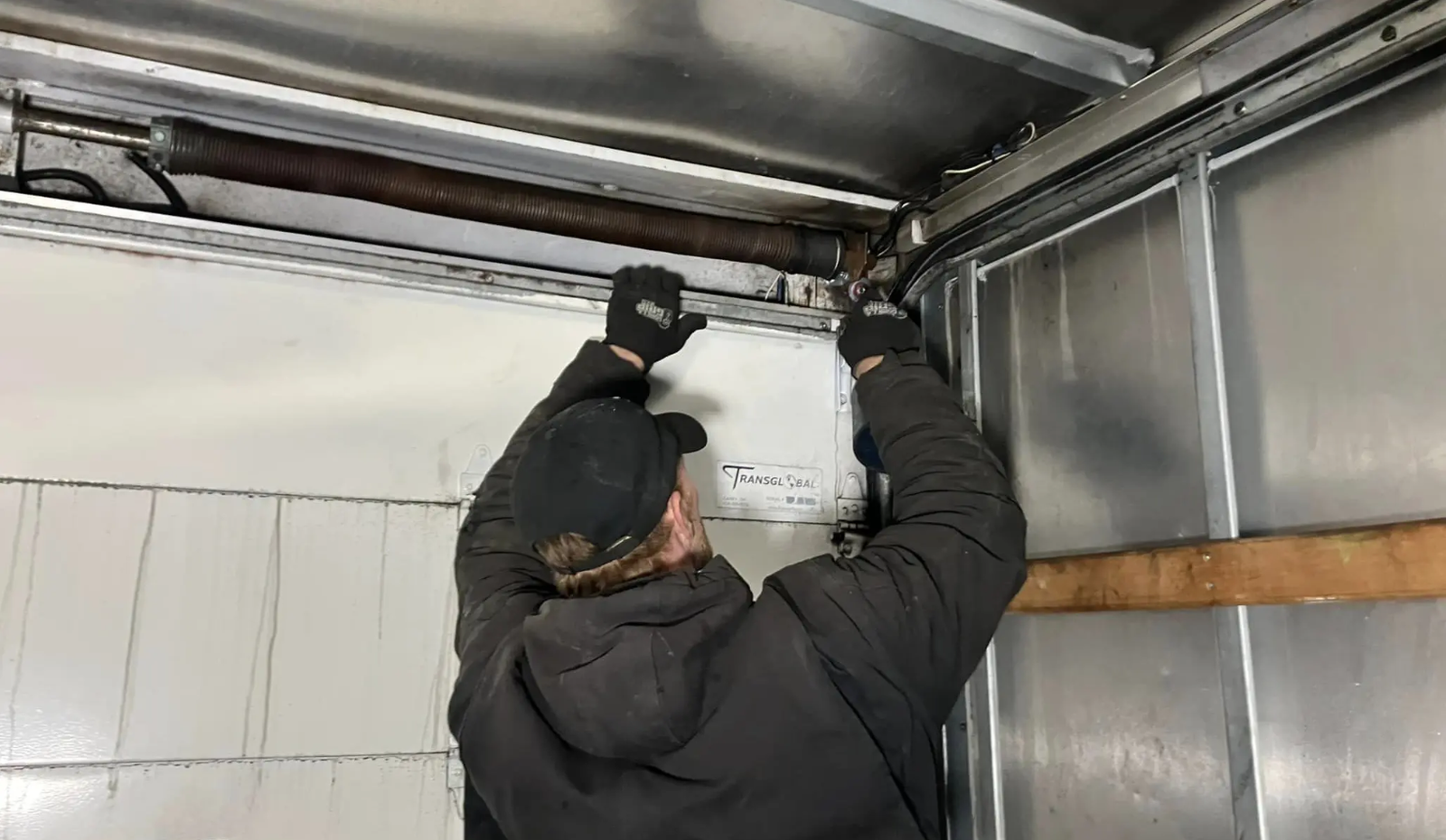 Why a Door That Won’t Close Requires Immediate Emergency Garage Door Repair